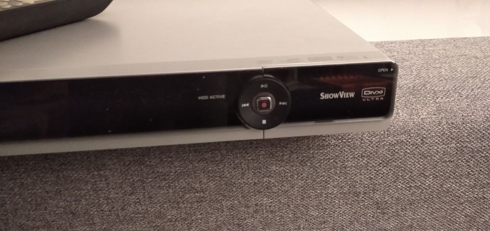 Nagrywarka  odtwarzacz Philips + kolumny + 500 płyt  DVD z filmami .