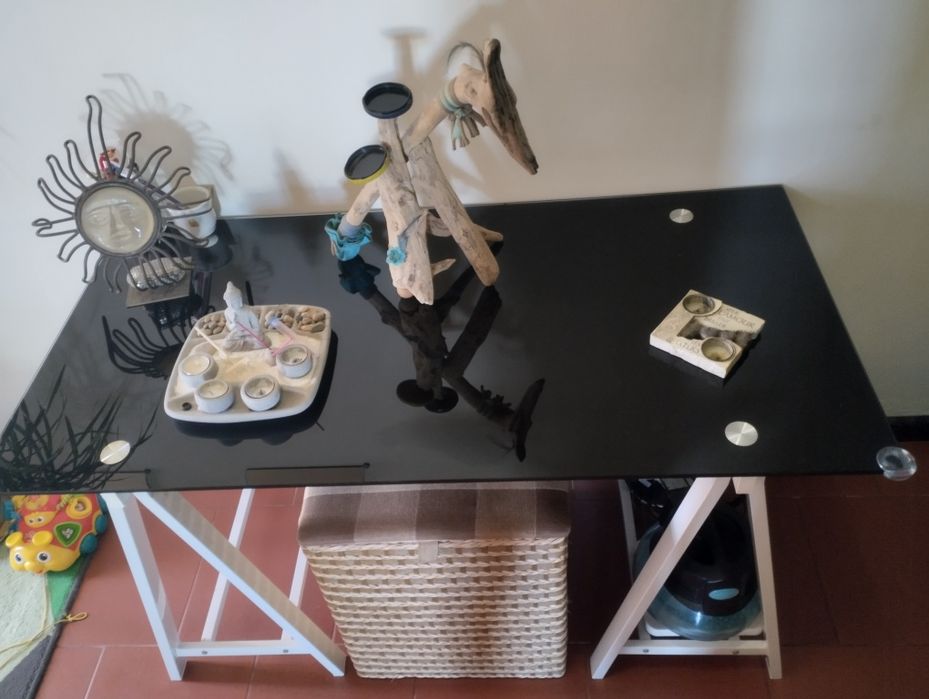 Mesa com vidro preto e pés em metal - estilo cavalete