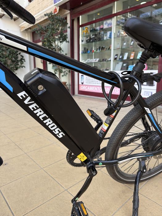 Quero vender esta bicicleta elétrica, que está em boas condições; uma carga permite rodar 50 km. Foi usada por apenas 3 meses e é ótima para trabalhar