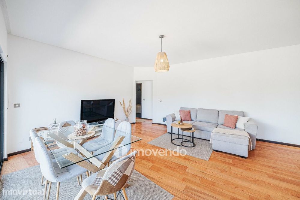 Apartamento T1 moderno, com varanda e áreas amplas, em Corroios