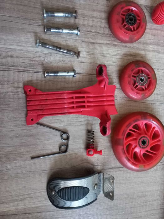 Запчасти на самокат: колеса, пружина, руль.