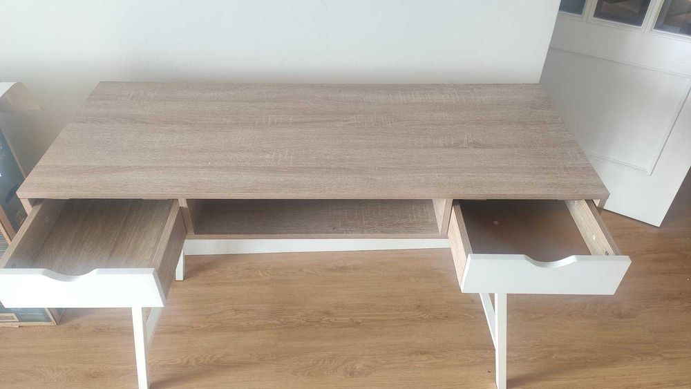 Secretária com gavetas