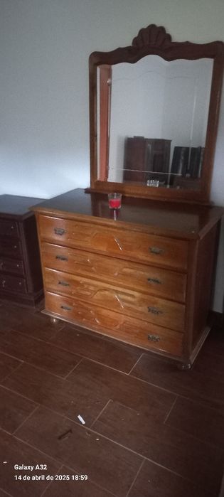 Uma Cama com Mesinha de Cabeceira e Cómoda