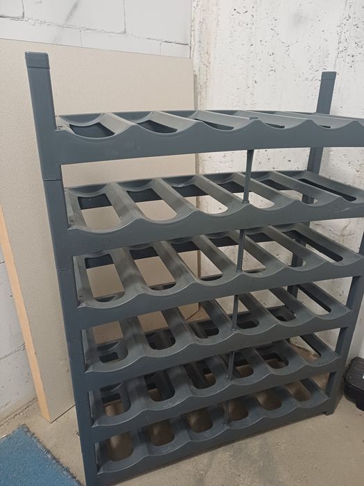 Stojak na butelki .