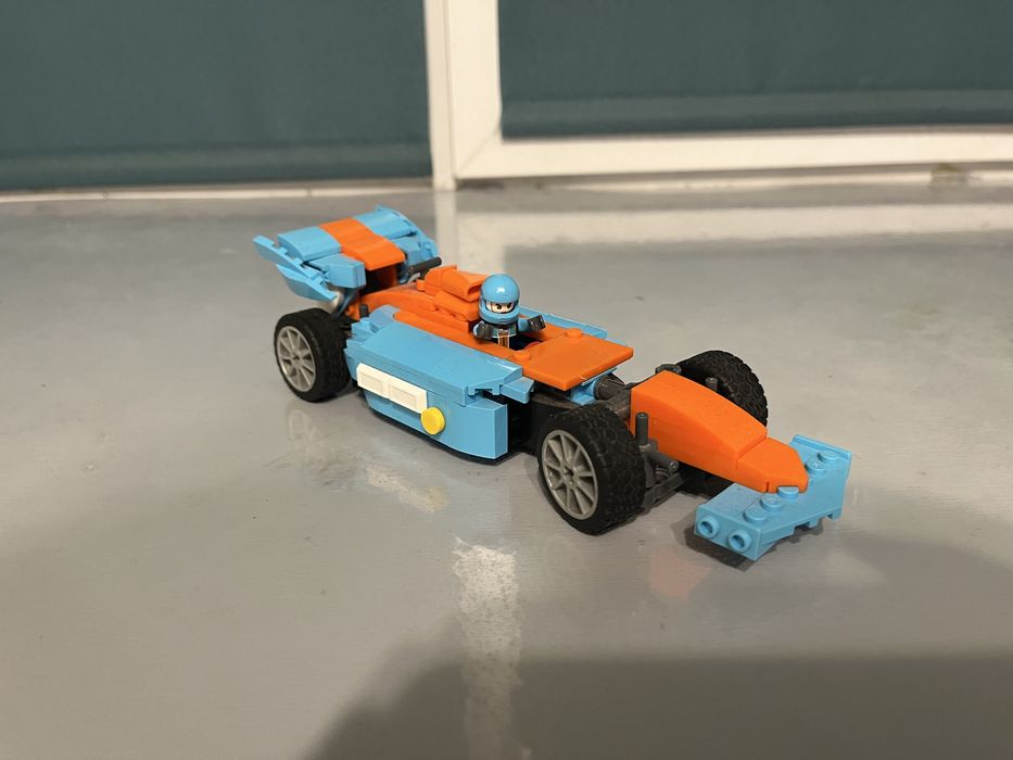 Гоночна машинка лего