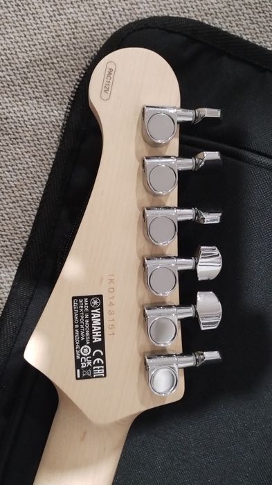 Yamaha Pacifica PAC112V – Como Nova + NUX GP-1 + Saco de Transporte