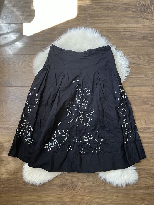 Oasis czarna bawełniana spódnica midi haftowana w kwiatki cekiny S