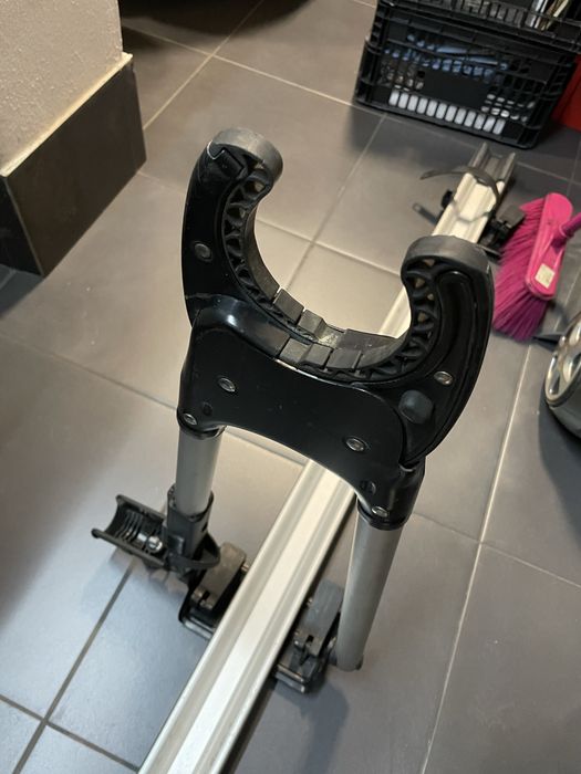 2 suportes  bicicletas ( 2 thule + 1 simples)