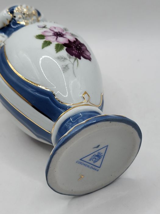 Porcelanowy wazonik Royal Dux