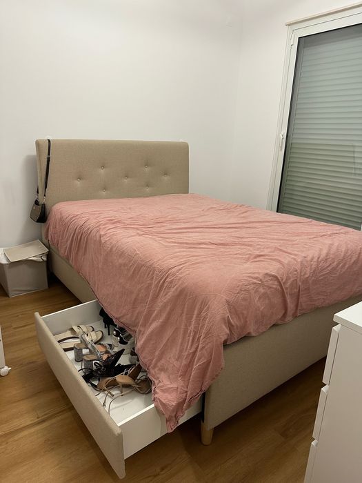 Cama estofada com arrumação de 4 gavetas