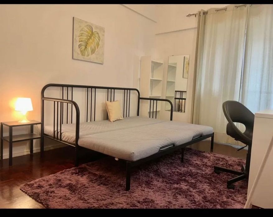 Quarto amplo e luminoso com varanda zona central Benfica