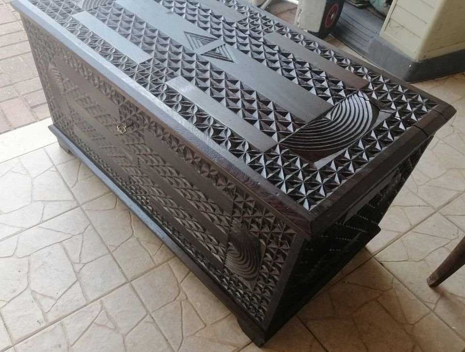 Móvel - Antiga Arca / Mala / Baú em talha madeira maciça sucupira