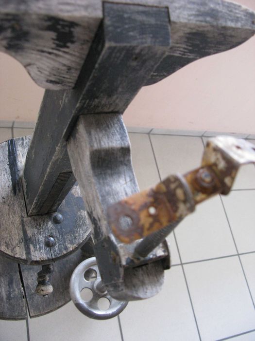 stary statyw z zakładu fotograficznego drewniany