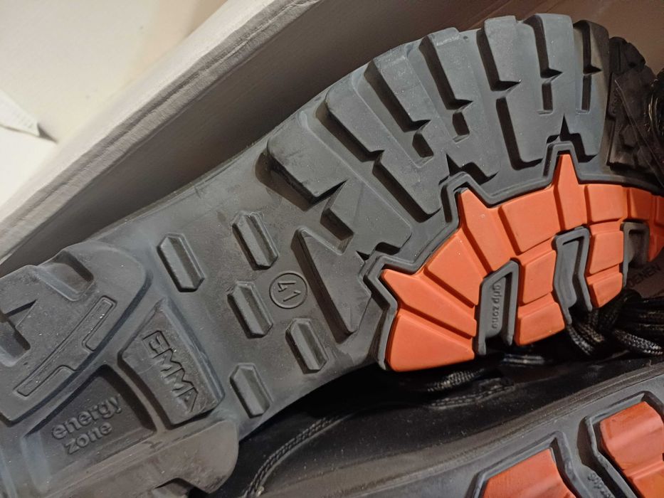 Nowe wiązane robocze buty.