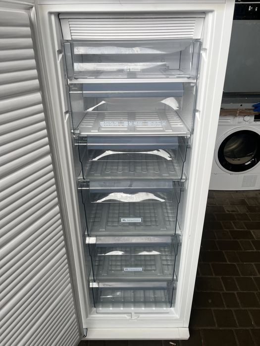 Морозильна камера Bauknecht No frost SQ18 На 6 кошиків.Стан нової.