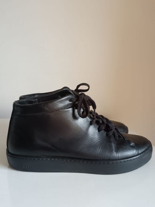 Botas pretas, homem da JAK