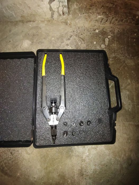 Szczypce do montażu nakrętek zaciskanych