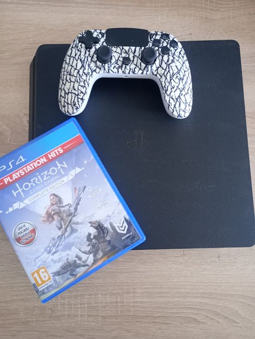Konsola PlayStation 4