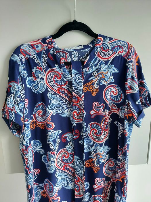 Lekka granatowa sukienka z paskiem Quiosque 42 (40) wzór paisley