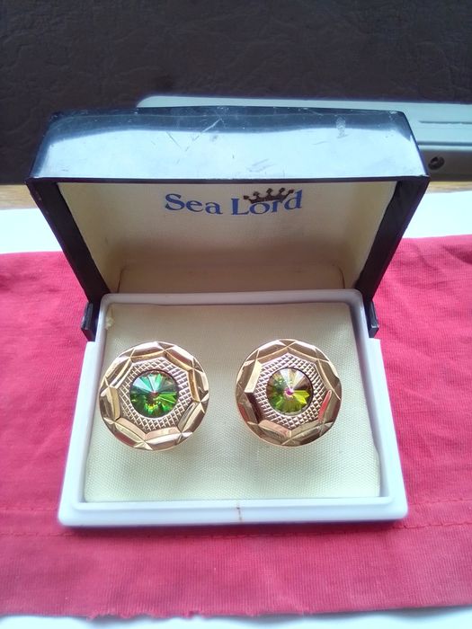 Запонки с позолотой, с александритом и самоцветом..