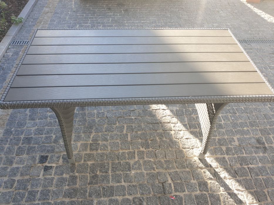 Mesa de jardim como nova