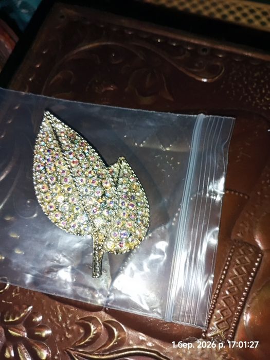 Брошка, кристали.нова