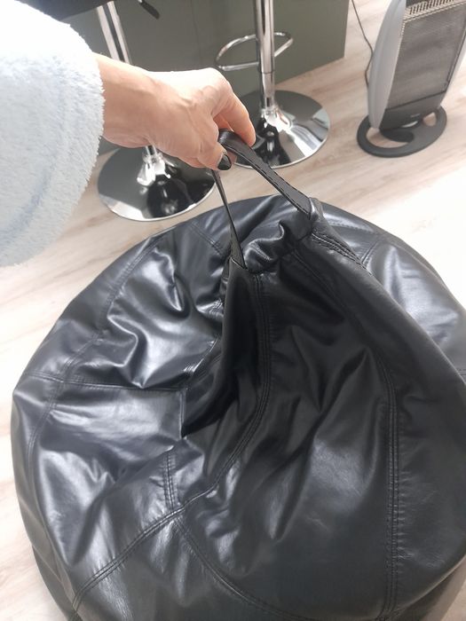 Puff em pele de cor preta