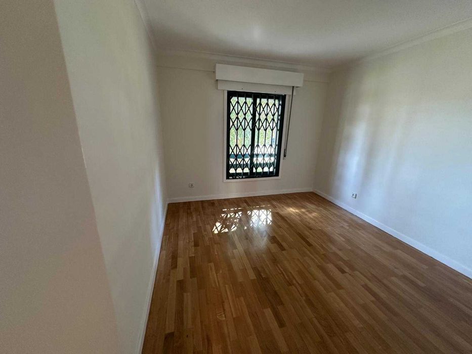 Arrenda-se T2 remodelado c/ garagem Sra da Hora junto ao metro