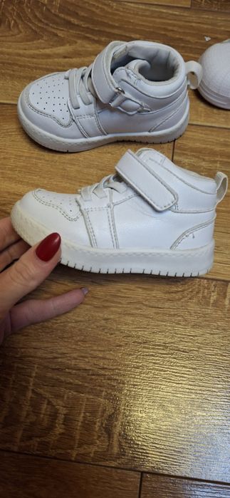 2 пари кросівки і хайтопи