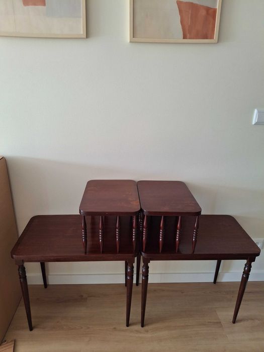 Par de mesas de apoio (quarto mogno) em madeira envernizada