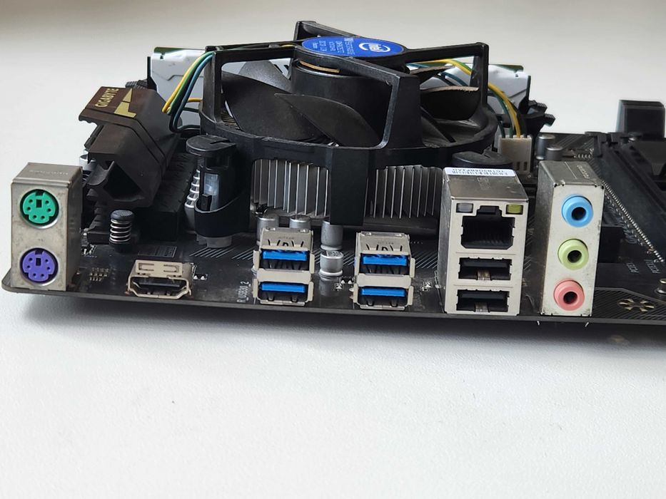 Материнская плата Gigabyte GA-Z270p-D3 + DDR4 8гб celeron g3900