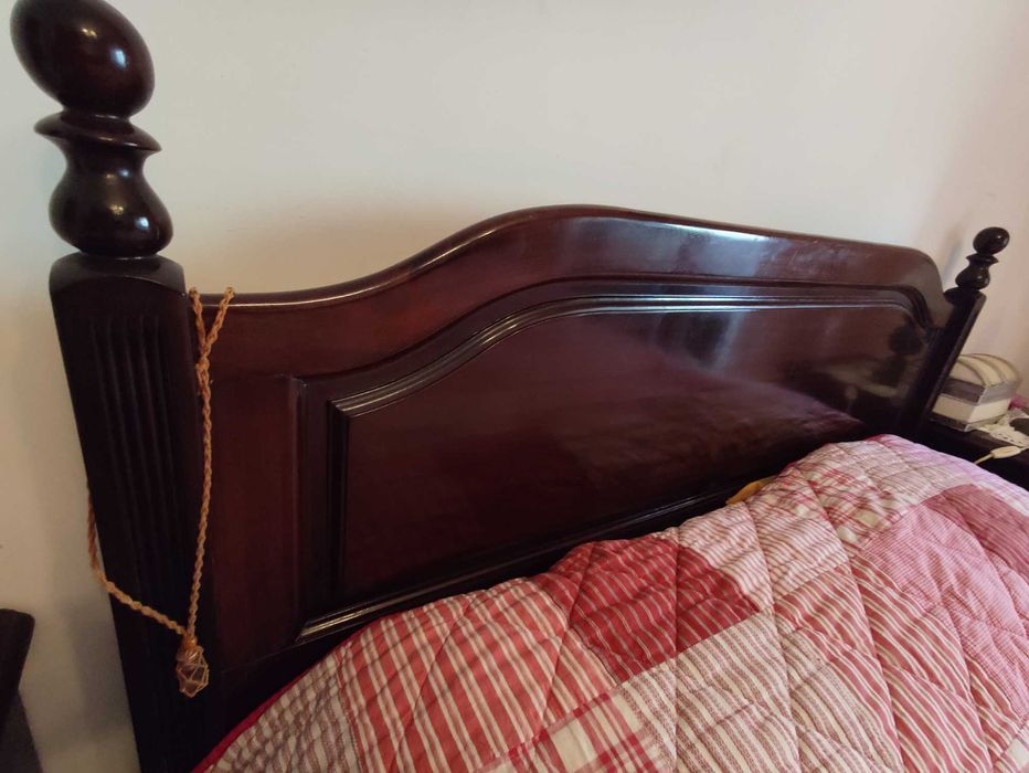 Cama de casal com mesas de cabeceira