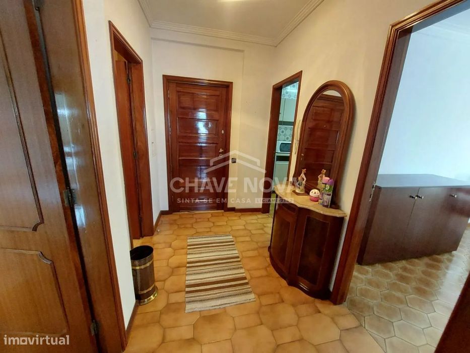T2 com garagem junto á estação do metro santos silva SD/CO — Mafamude E Vilar Do Paraíso, Porto