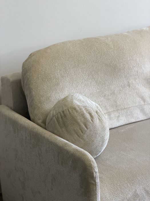 Nowoczesna kanapa wolnostojąca - sofa do salonu - w kolorze beżowym, kremowym jak NOWA!