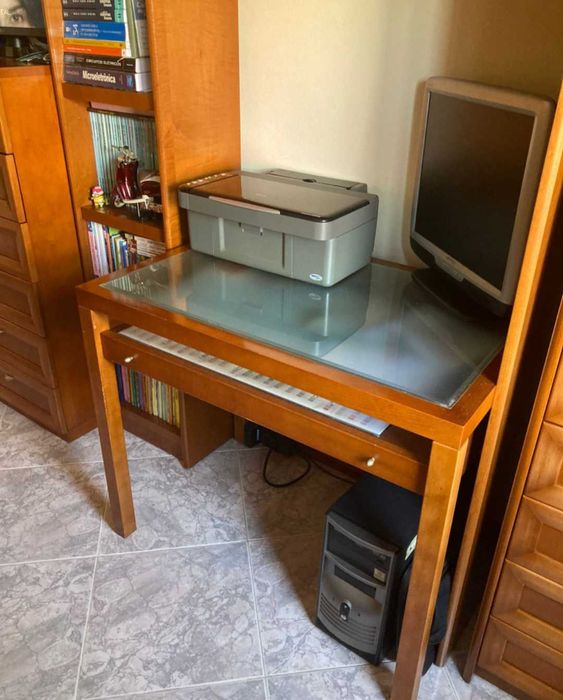 secretária e estante