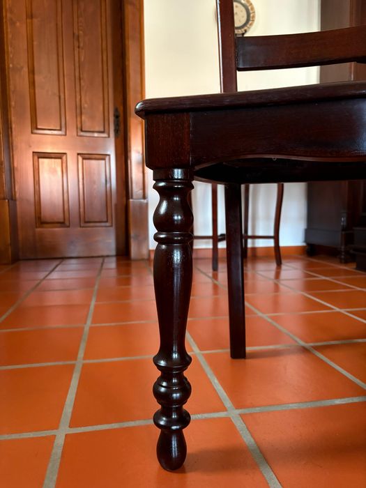 Mesa de jantar Romântica da 1.ª Geração em madeira de cambala extensível com 3 tábuas de 60cm cada.