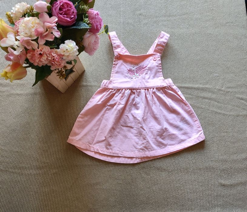 Różowa sukienka na szelkach 80