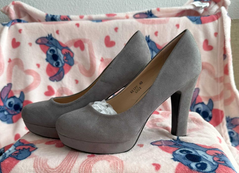 Nowe czółenka na słupku platformie