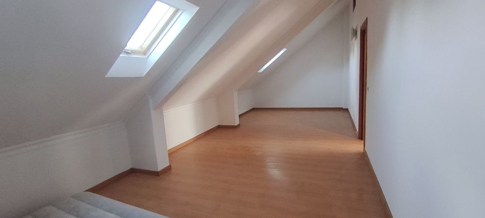 Alugo T5 Duplex com 3 WCS 5 quartos e parqueamento
