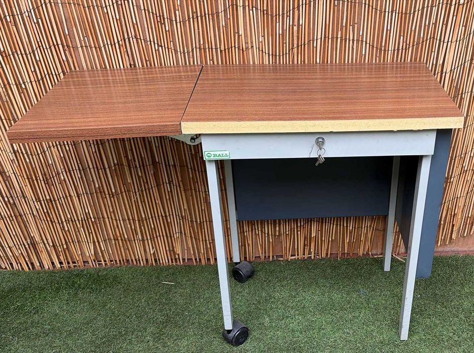 Mesa de escritório vintage com estrutura de metal cinzento com chave
