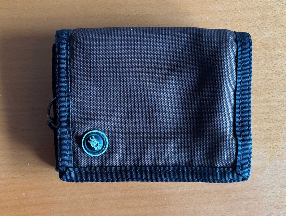Carteira Pacsafe de homem com cabo para prender a mala, pochete ou presilha.
