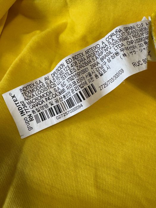 Яскрава футболка