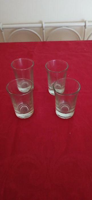 Quatro copos de shot, novos