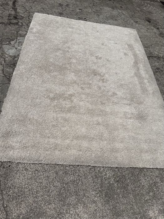 2 carpetes bege.