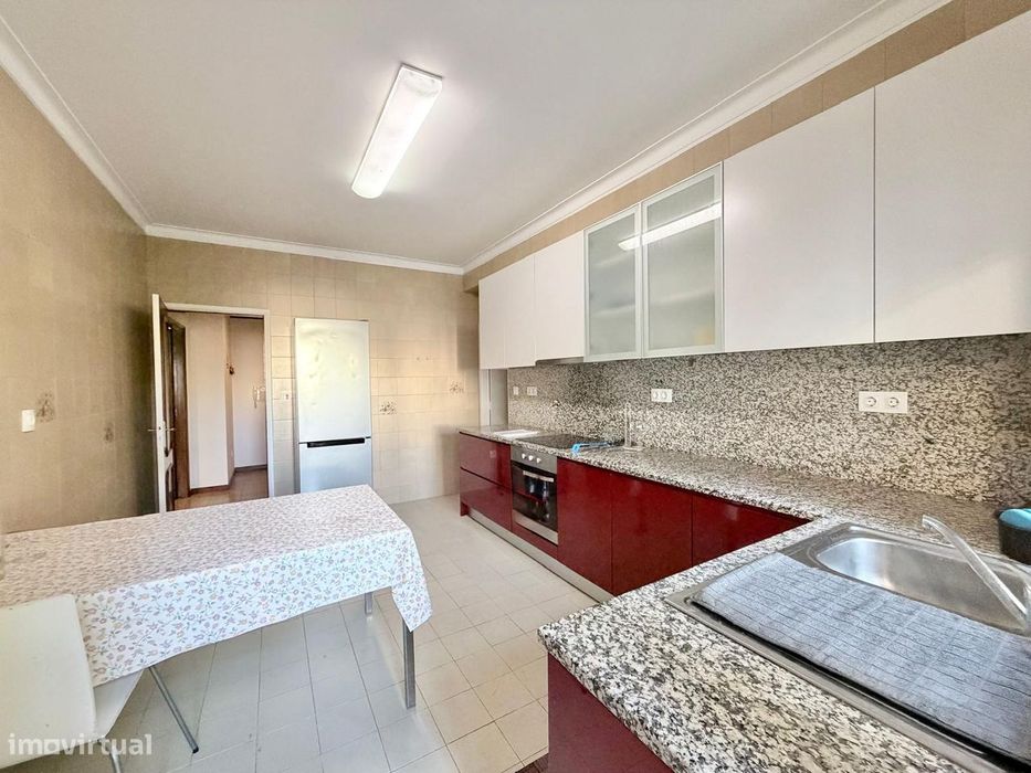 Apartamento T4 para arrendamento, situado na Rua Cândido de Oliveira