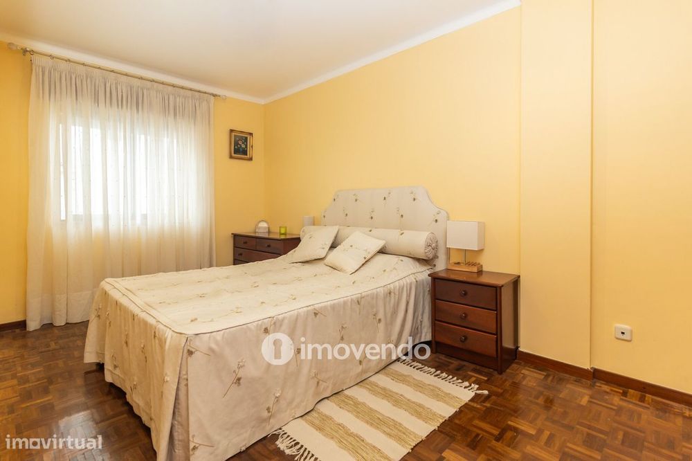 Apartamento T2 com áreas generosas e varanda, em Setúbal