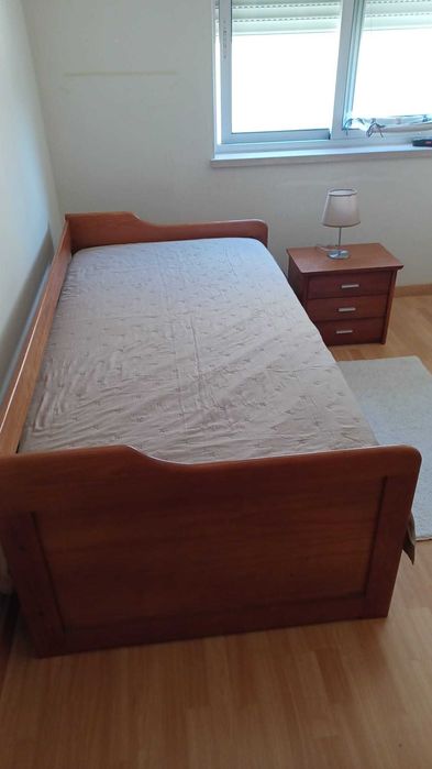 Vendo cama, com gavetão, + 1 colchão