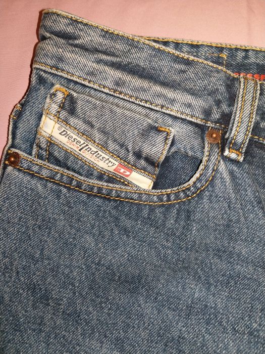 Wyprzedaż:Spodnie męskie marki Diesel.