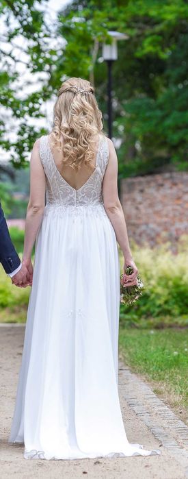 Piękna suknia ślubna biała z trenem i welonem