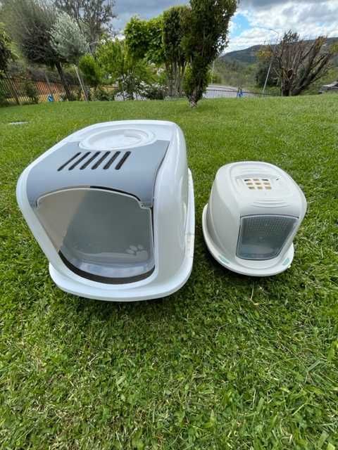Duas caixas de areia para gatos.